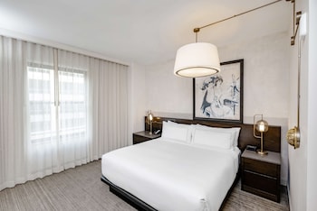 Room, 1 King Bed (Hearing)