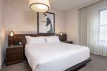 Room, 1 King Bed (Hearing)