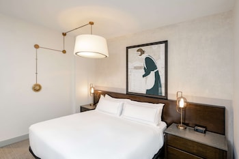 Room, 1 King Bed (Hearing)