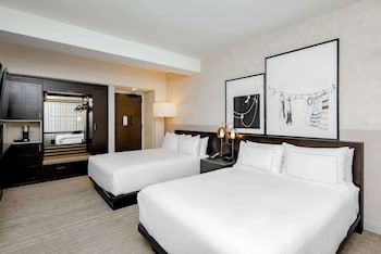 Room, 2 Queen Beds, Bathtub (Roll-In Shower)