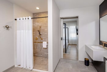 Room, 1 Bedroom (Mobility & Hearing, Roll-in Shower)