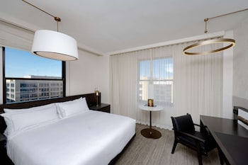Room, 1 King Bed, Corner