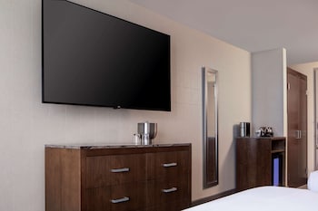Room, 1 Queen Bed, Accessible (Shower)