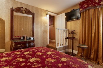 Royal Family Suite (two-bedroom)