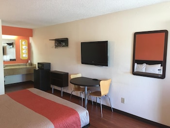 Deluxe Room, 1 King Bed, Non Smoking, Refrigerator & Microwave