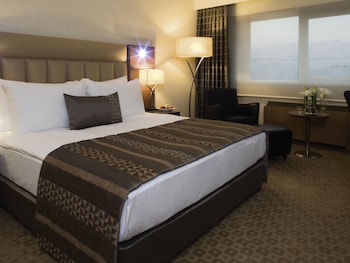 Superior Room, 1 King Bed, Partial Sea View