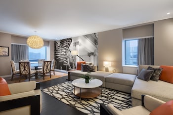 Suite, 1 King Bed (Le Plateau)