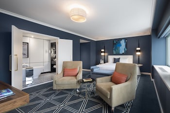 Suite, 1 King Bed (Le Plateau)