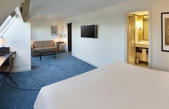 Junior Suite, 1 King Bed, Club Lounge Access