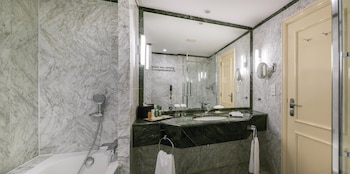 Executive Room, 1 King Bed, Club Lounge Access
