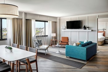 Executive Suite, 1 King Bed with Sofa bed, Golf View (Mobility Accessible, Tub)
