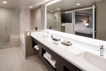 Suite, 1 King Bed, Balcony