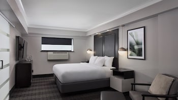 Room, 1 Queen Bed (Mobility Accessible, Roll-in Shower)