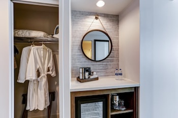 Club Room, 1 King Bed, Accessible, Bathtub