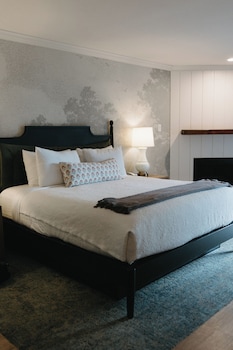 Room, 1 King Bed, Partial Ocean View (with Patio)