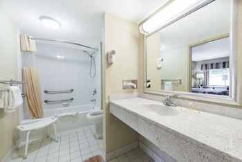 Room, 1 Queen Bed, Accessible, Smoking (Mobility,Tub w/Grab Bars)
