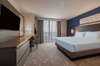 Suite, 1 King Bed, Accessible, Bathtub