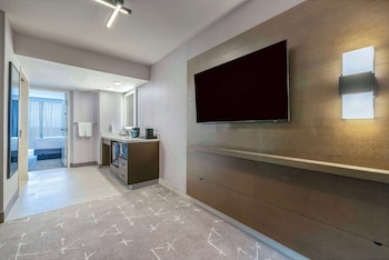 Suite, 1 King Bed, Accessible, Non Smoking