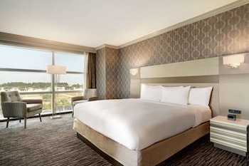 Junior Suite, 1 King Bed, Balcony, Corner