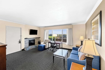 Suite, 1 Queen Bed, Non Smoking, Fireplace (Living Room)