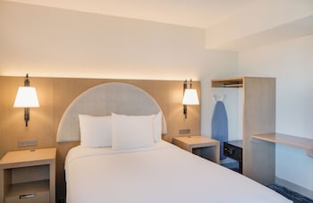 Suite, 1 Double Bed, Accessible, Non Smoking (Mobility & Hearing, Roll-in Shower)