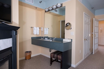Spa Suite with 1 King Bed