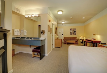 Spa Suite | King | Fireplace | Balcony