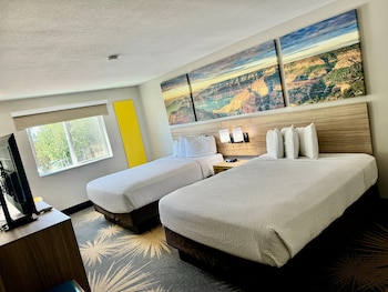 Business Room, 2 Queen Beds, Refrigerator & Microwave