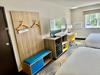 Business Room, 2 Queen Beds, Refrigerator & Microwave