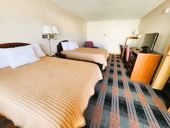 Deluxe Room, 2 Queen Beds, Bathtub Grab Bars, Non Smoking