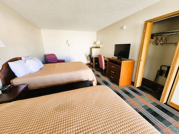 Deluxe Room, 2 Queen Beds, Bathtub Grab Bars, Non Smoking