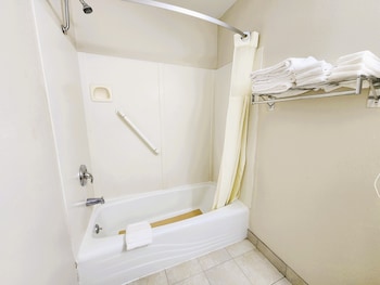 Deluxe Room, 2 Queen Beds, Bathtub Grab Bars, Non Smoking