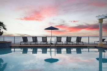 Room, 1 King Bed, Accessible, Pool View (Hearing)