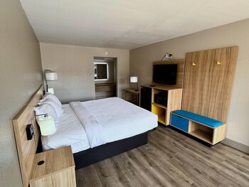 1 King Bed, Smoking