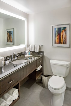 Deluxe Room, 1 King Bed, Accessible (Hearing)