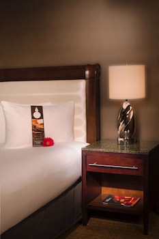 Deluxe Room, 1 King Bed, Accessible (Hearing)