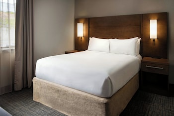 Studio, 1 Queen Bed with Sofa bed (Mobility/Hearing Access, Roll-In Shwr)