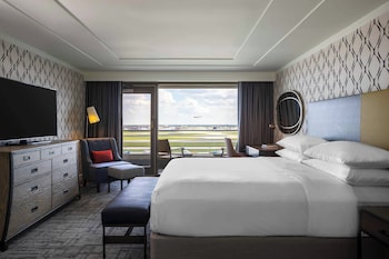 Room, 1 King Bed (Mobility Accessible, Tub)