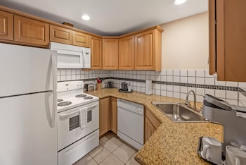 Suite, 1 King Bed, Non Smoking, Kitchen (Living Room, Full Kitchen)