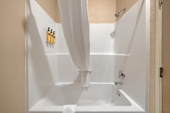 Standard Room, 1 Queen Bed, Non Smoking, Refrigerator & Microwave