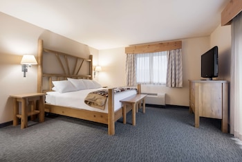 Suite, 1 King Bed, Non Smoking, Balcony (Larger Room)