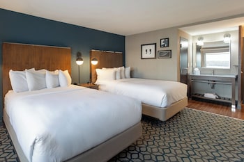 Standard Room, 2 Queen Beds, Pool View