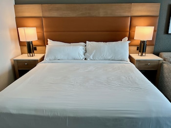 Room, 1 King Bed, Balcony, Pool View