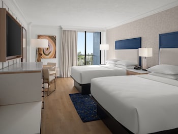 Room, 2 Queen Beds, Pool View