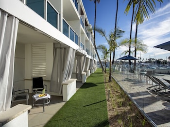 Deluxe Room, 2 Queen Beds, Marina View