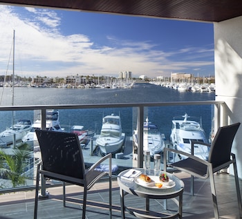 Deluxe Room, 1 King Bed, Balcony, Marina View