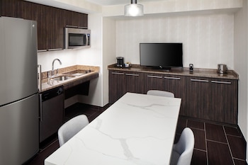 One Bedroom Suite, 2 Queens, Kitchenette