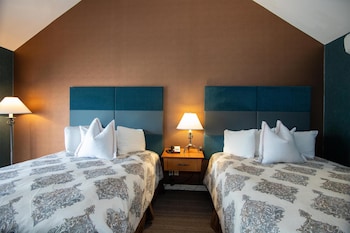 Deluxe Room, 2 Queen Beds, Non Smoking, Balcony