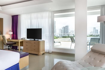 Room, 1 King Bed, Corner
