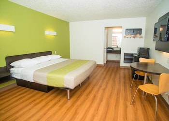 Deluxe Room, 1 King Bed, Smoking, Kitchenette